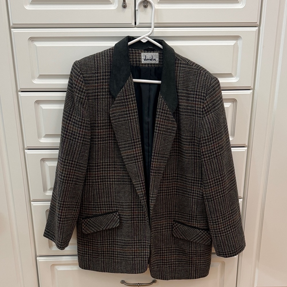 Stylish Checkered Blazer with Dark Collar